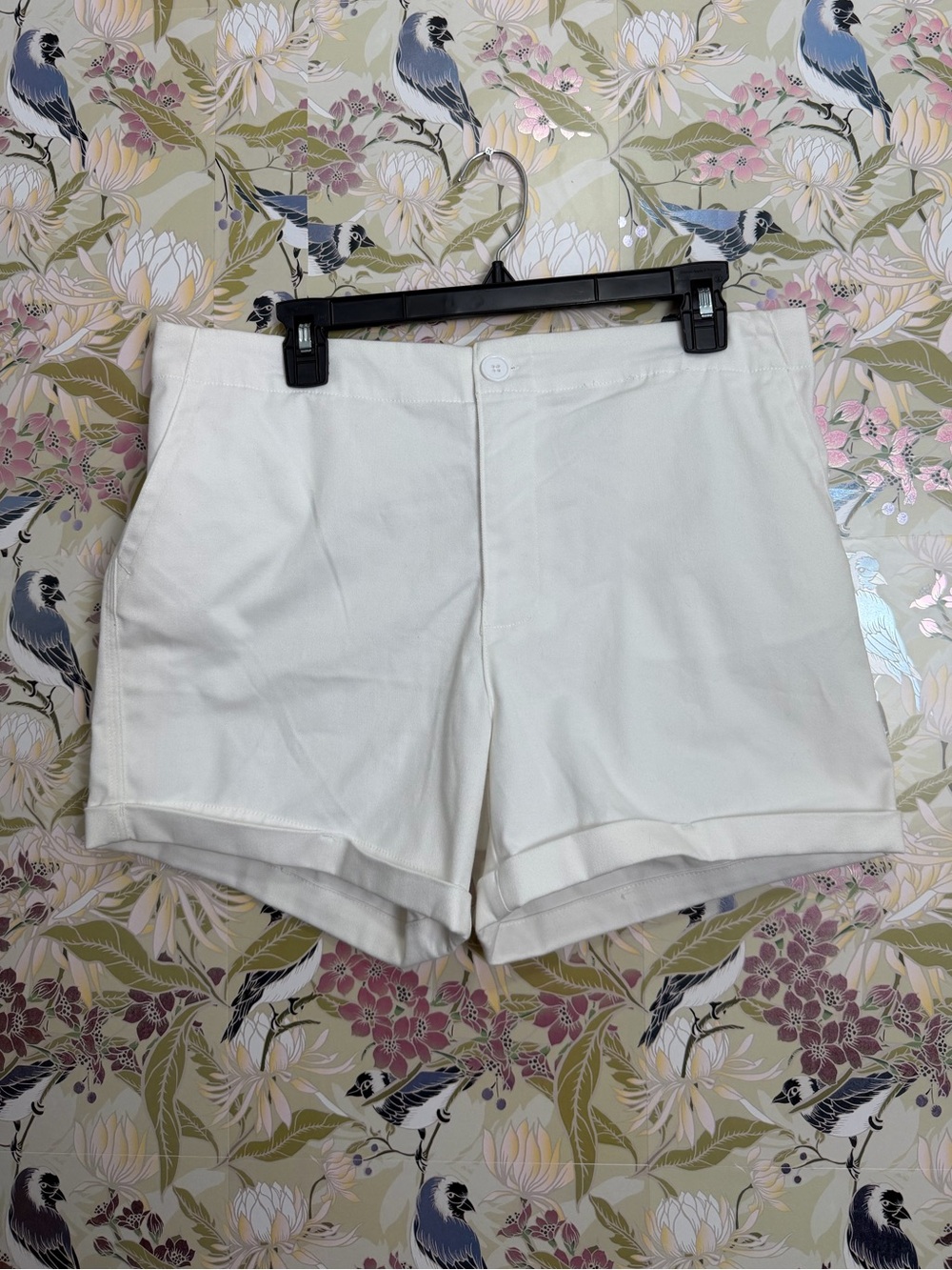 just be Cream High-Waist Roll Cuff Shorts